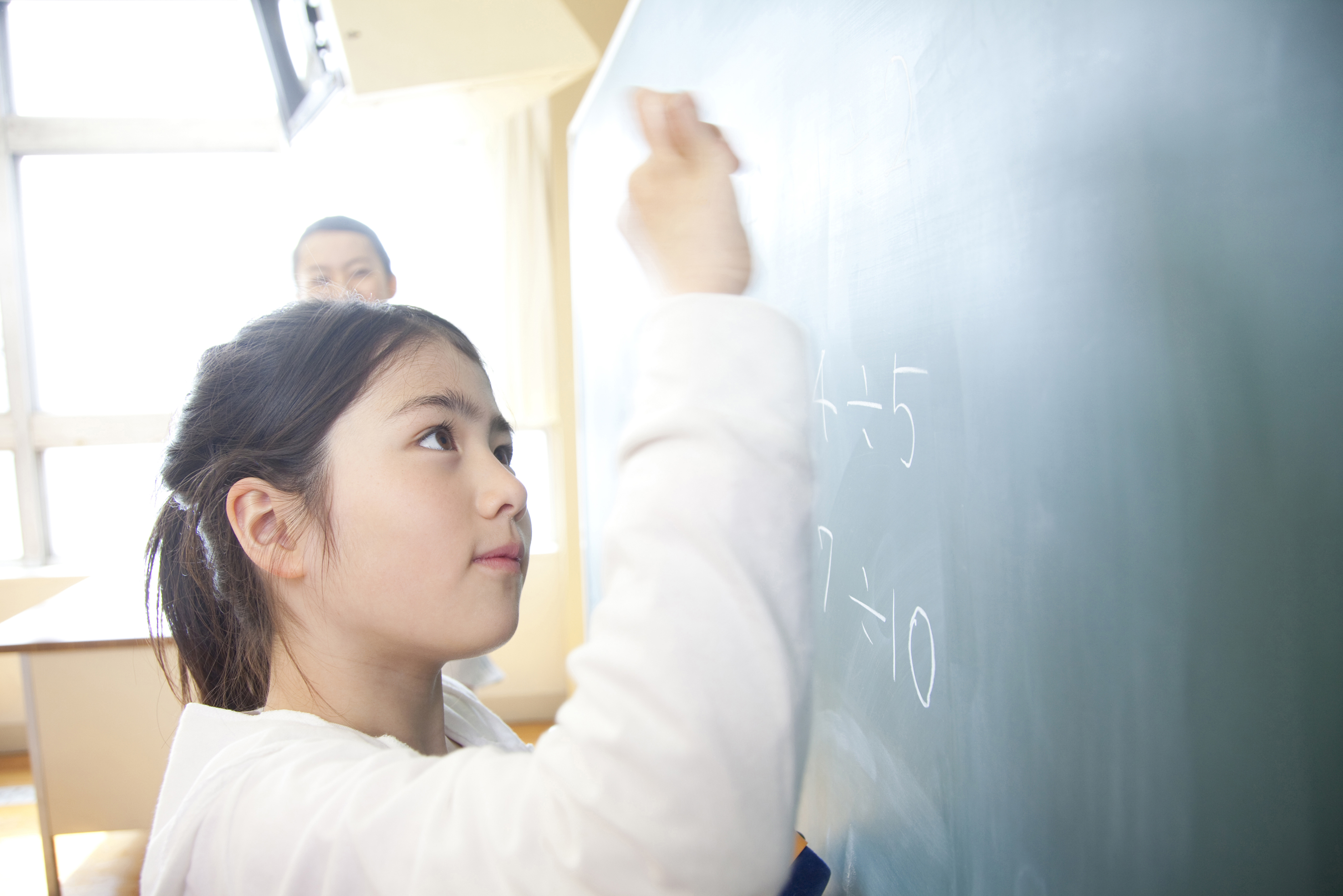 塾は学校の補習などを行うことがメインで小学生や中学生向き